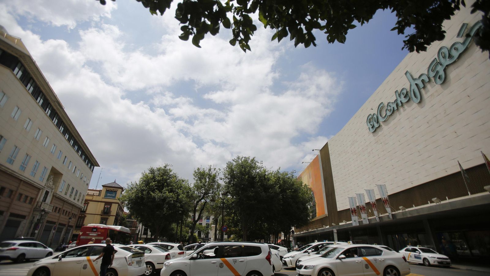 Una de las estampas de la Plaza del Duque es la parada de taxis.
