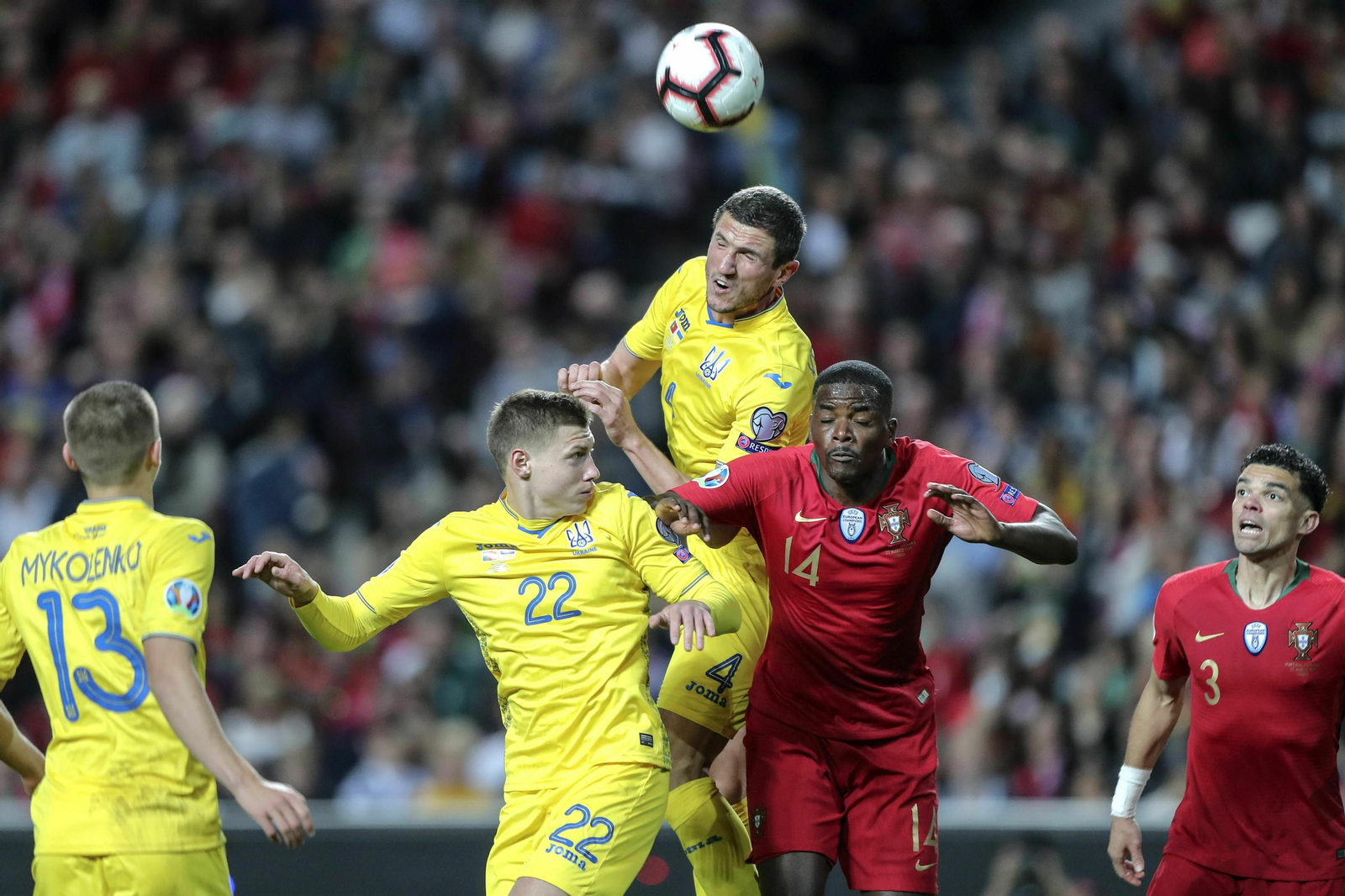 William Carvalho disputa el balón ante Matviyenko en el duelo entre Portugal y Ucrania.