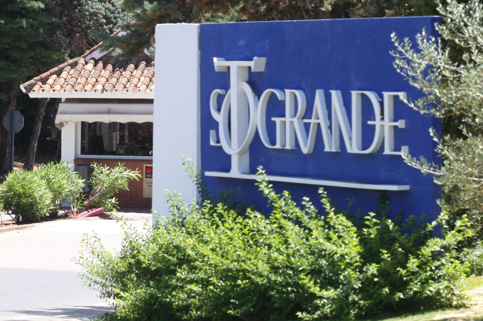 La entrada a la urbanización Sotogrande.