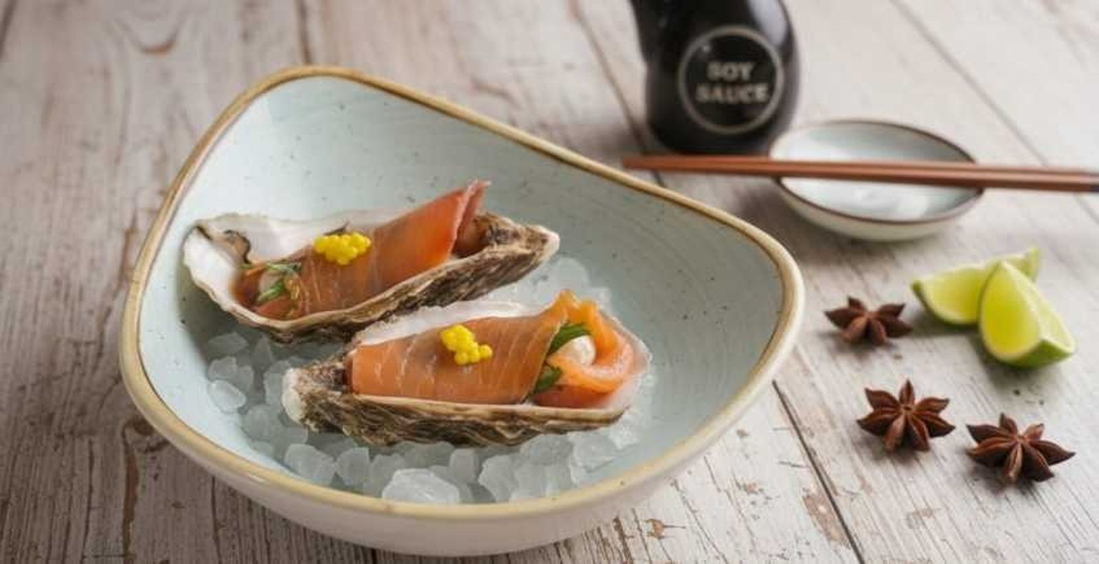 Ostras con rollitos de salmón de La Marea