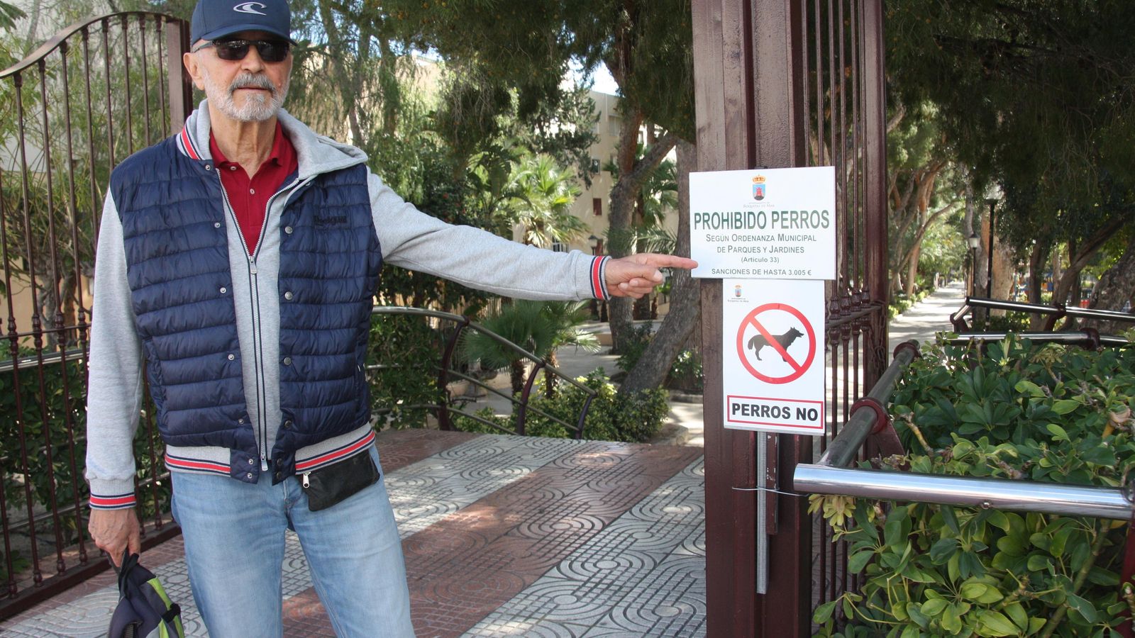 El norteamericano muestra el cartel específico en la entrada a Parque Andrés Segovia.