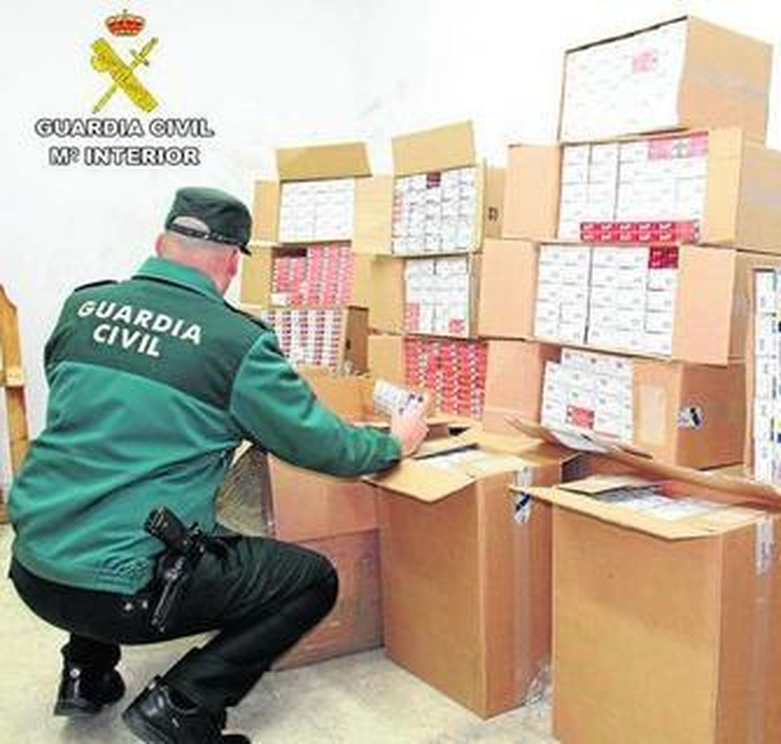 Un guardia civil examina el tabaco de contrabando intervenido en una operación.