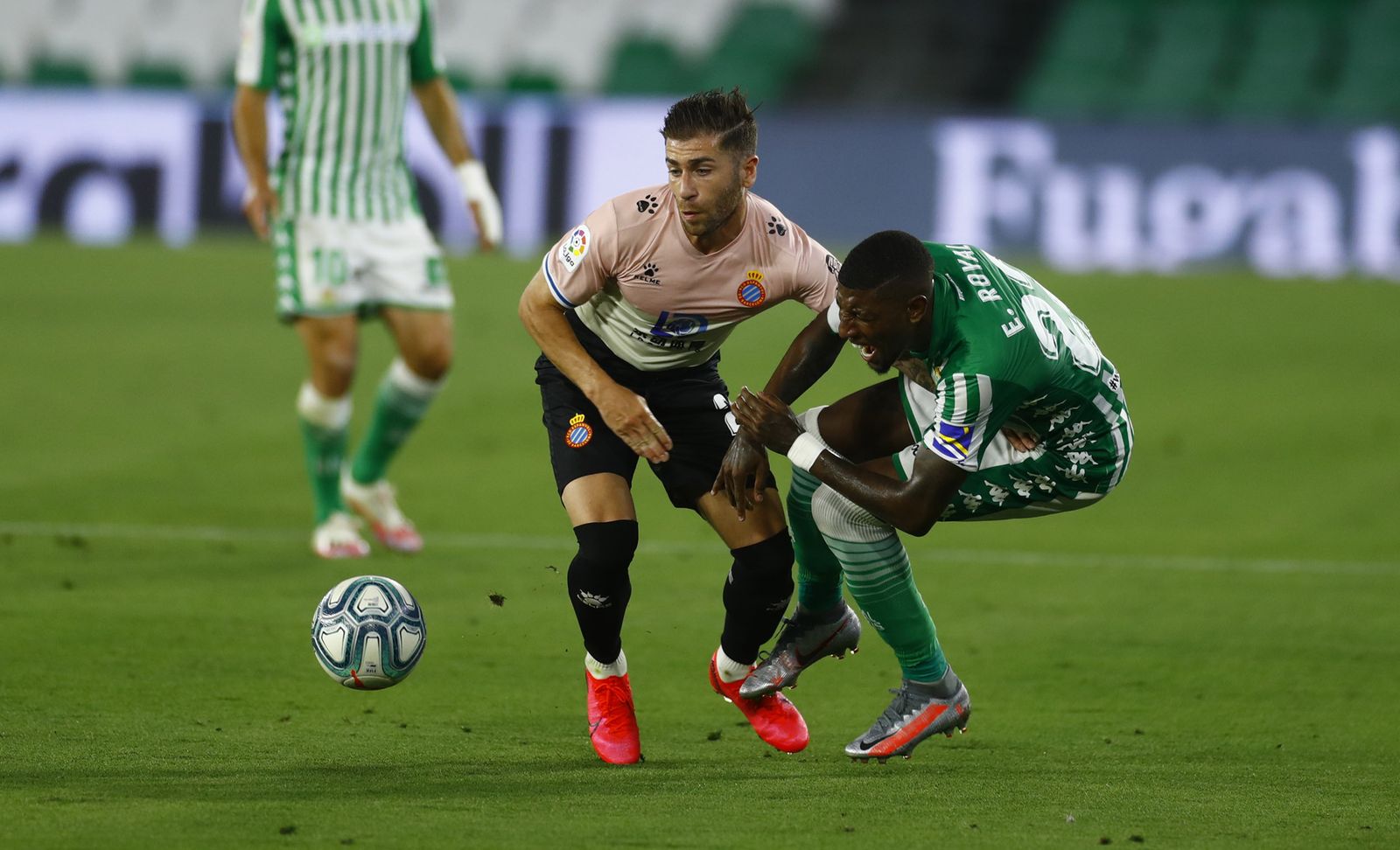 Emerson se queja tras una entrada de Embarba.