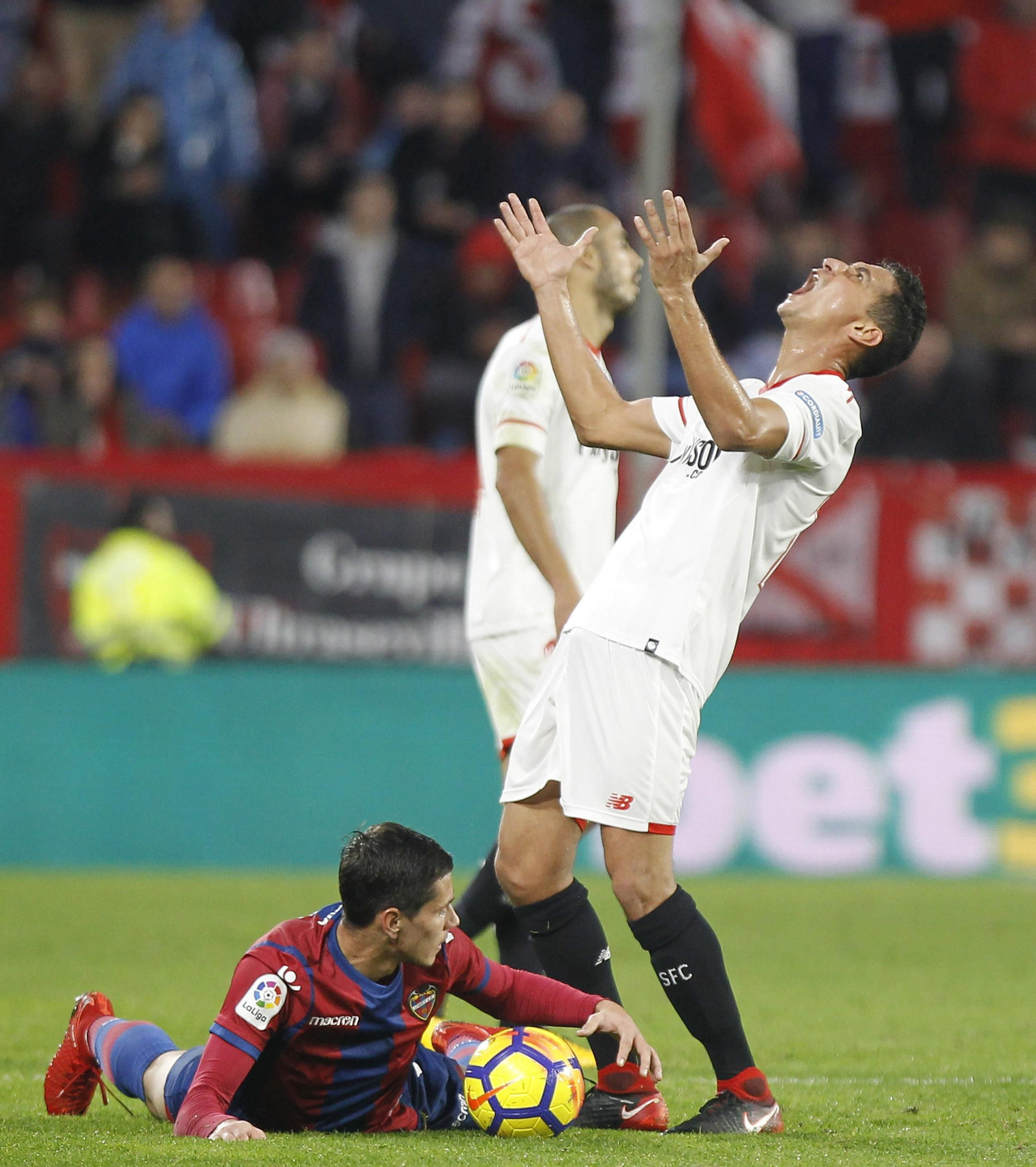 Ganso, desesperado, clama al cielo en una acción del partido.
