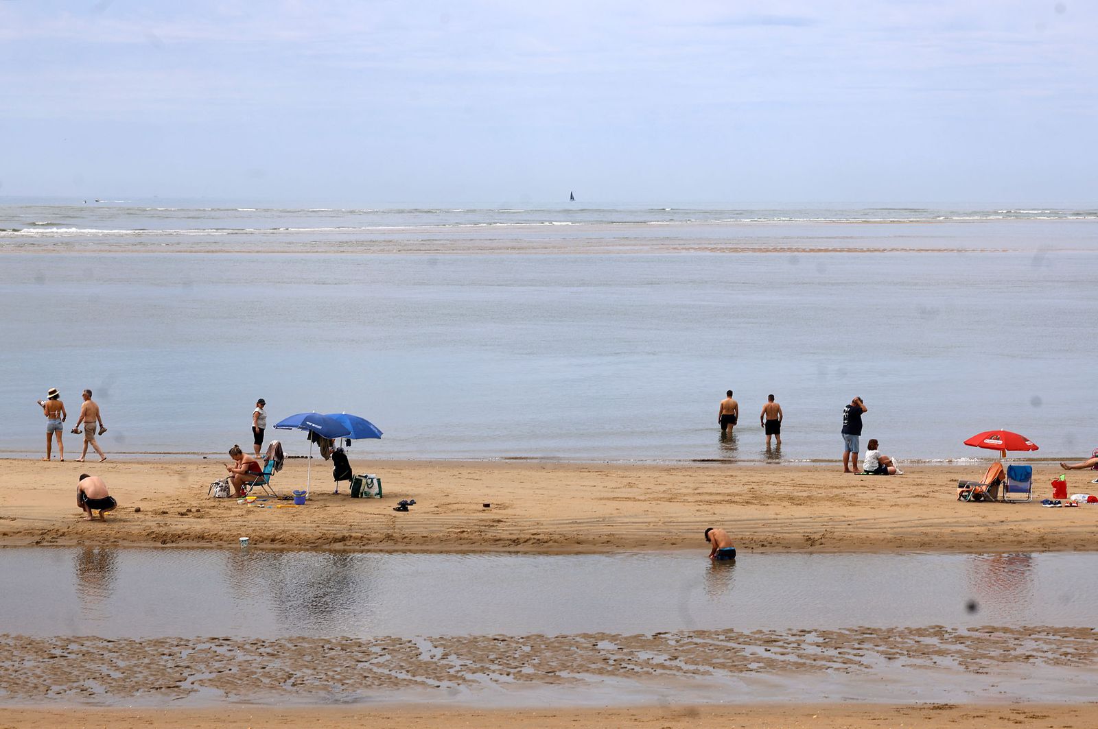 Imágenes del ambiente en la playa de El Portil durante la mañana del 1 de mayo