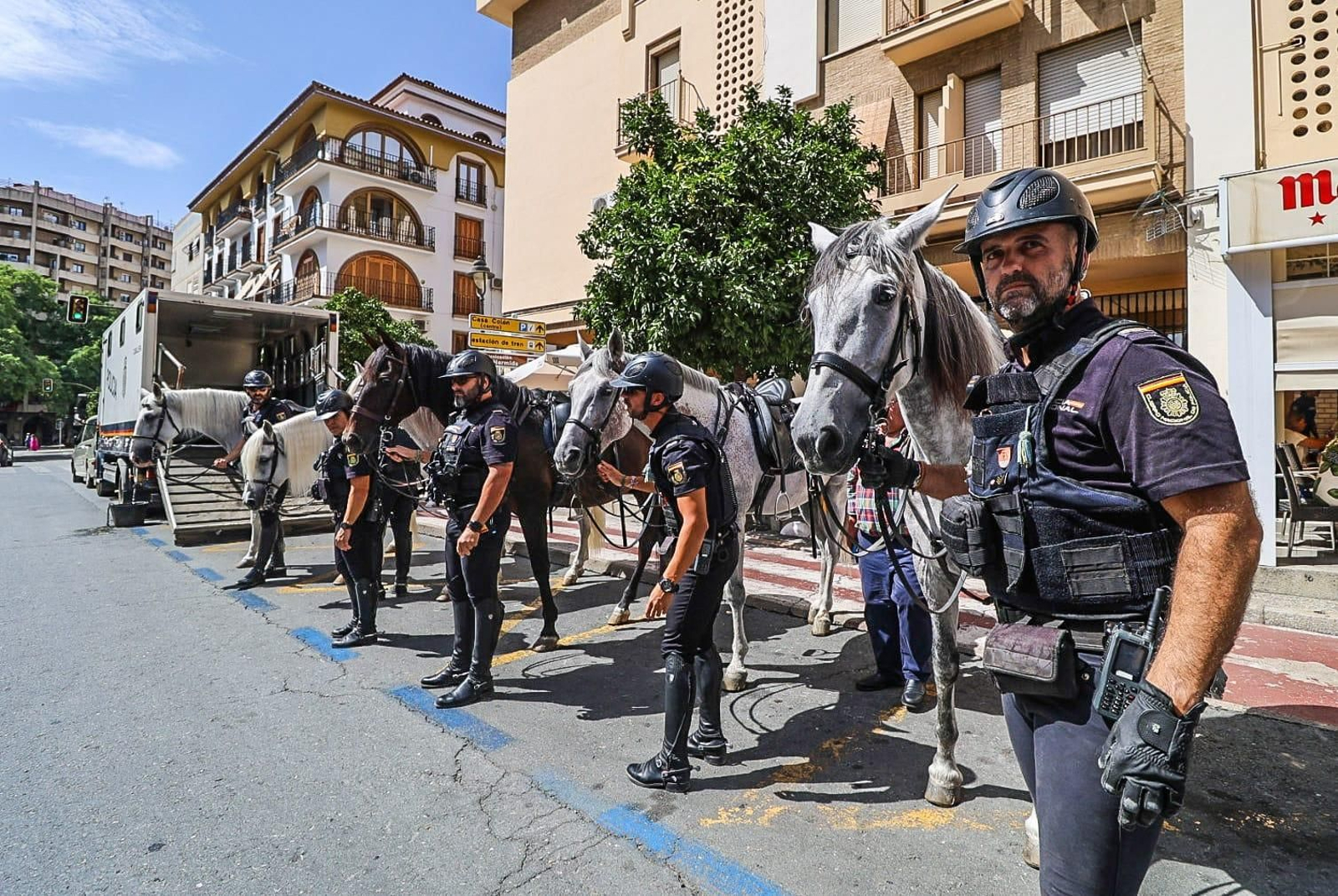 Los agentes de la Unidad de Caballería, a su llegada en Pablo Rada, antes de subir a sus monturas.