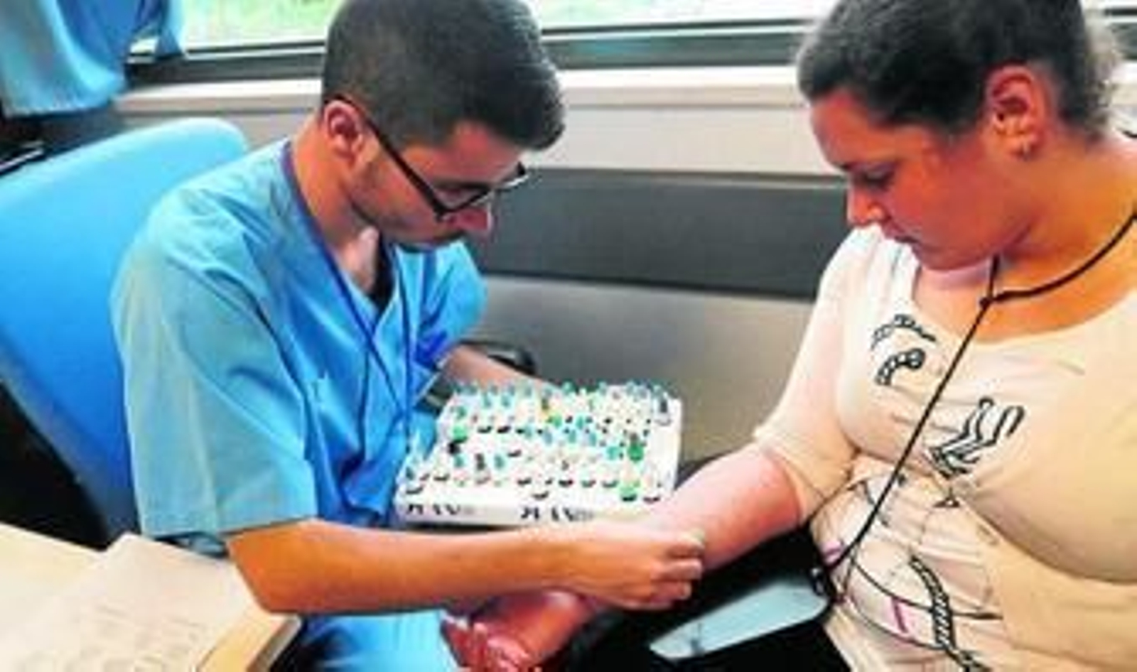 Prueba cutánea de alergia a una paciente en el Reina Sofía.