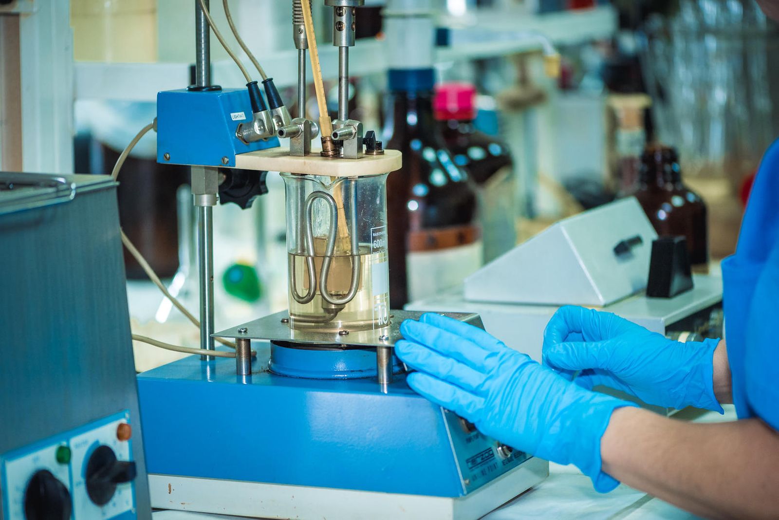 Una parte del proceso en una planta de reciclado  del aceite  usado