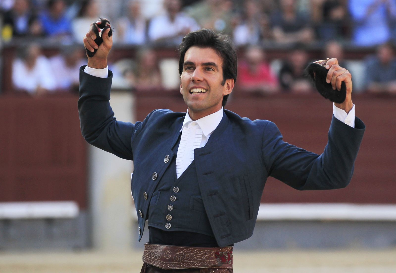 El rejoneador Sergio Galán con las dos orejas que cortó a su primer toro, ayer, en Las Ventas.
