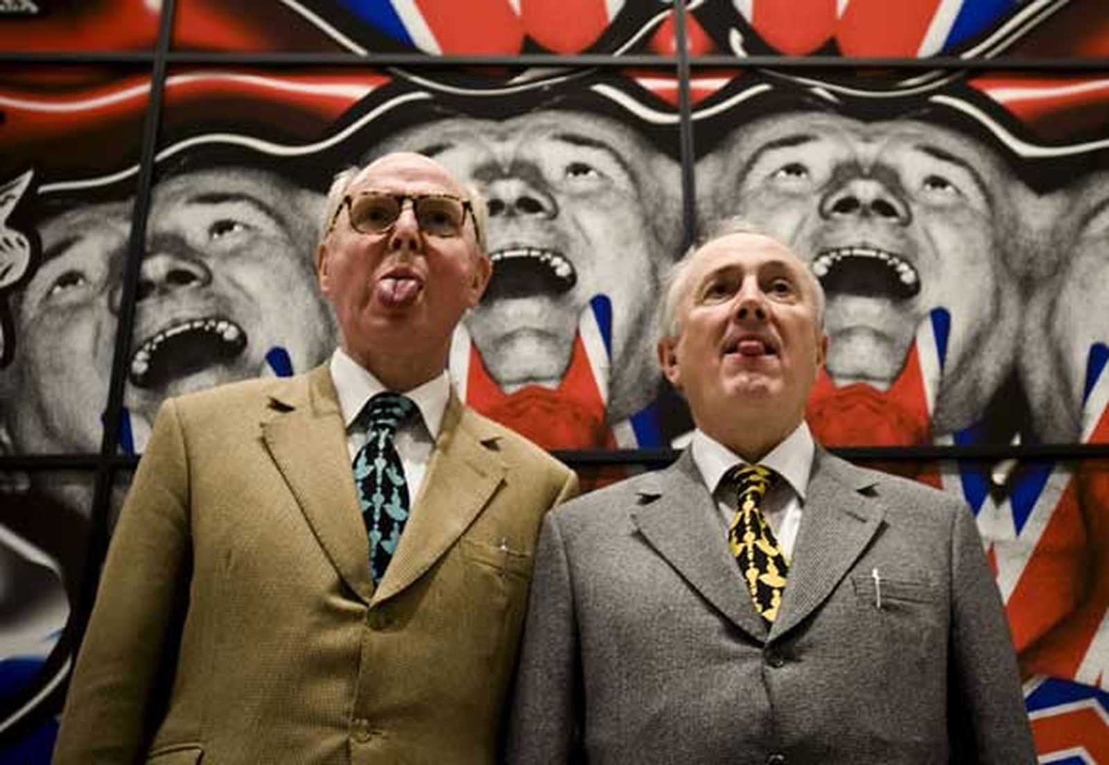 Gilbert y George cuestionan los valores británicos con burlas a su bandera