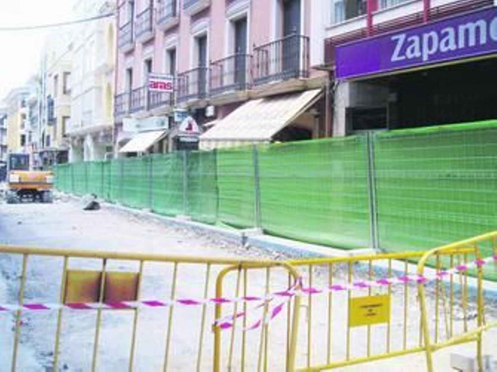 Detalle de las obras que el Ayuntamiento de Lucena ejecuta en la calle El Peso.