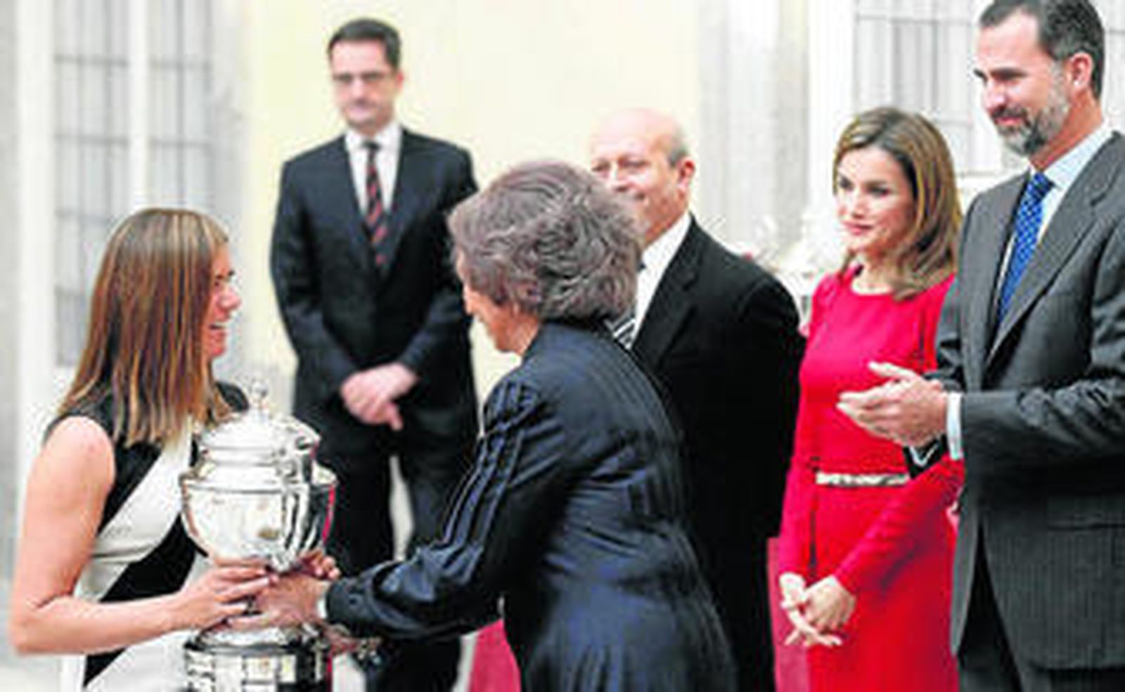 Marina Alabáu recibe el trofeo de manos de doña Sofía en presencia de Wert, doña Letizia y don Felipe.