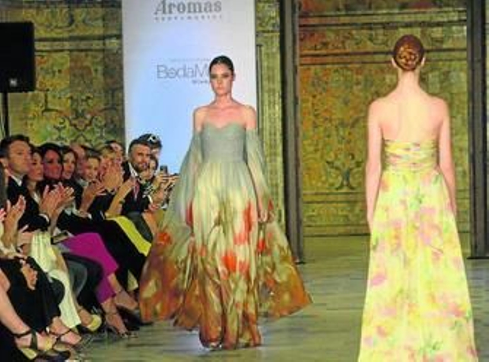 1. Uno de los diseños de Berhanyer. 2. Sofía Rivera con un traje con bordados a mano.   3. Daniel Carrasco, antes de la presentación. 4. Raquel Revuelta junto Elio Berhanyer.