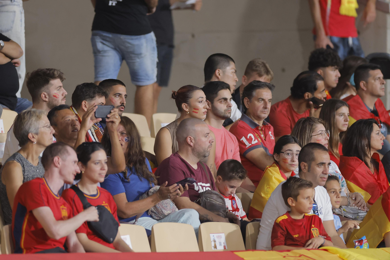 Búscate en las fotos del España-Escocia