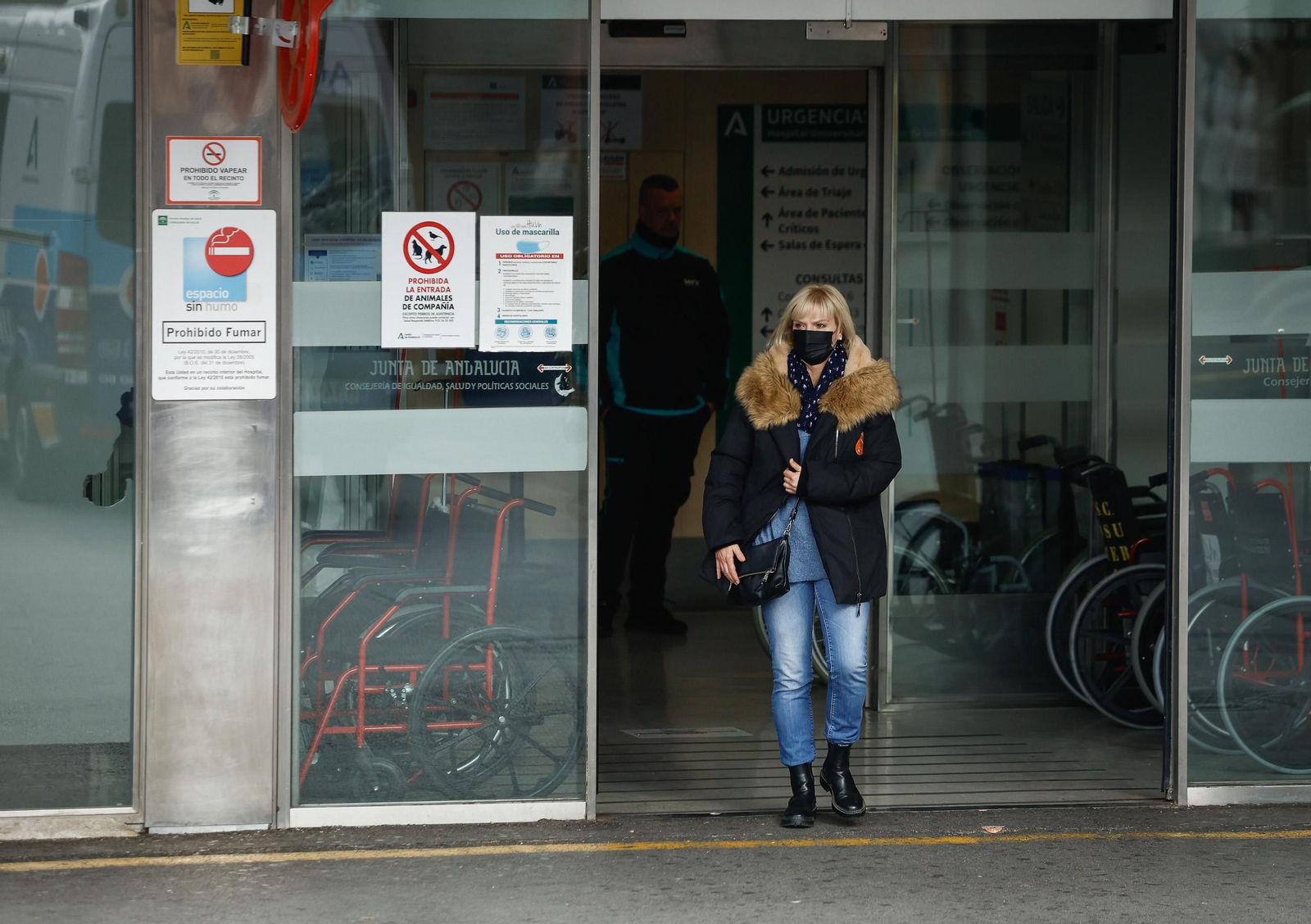 Una mujer saliendo del Virgen de las Nieves con la mascarilla puesta
