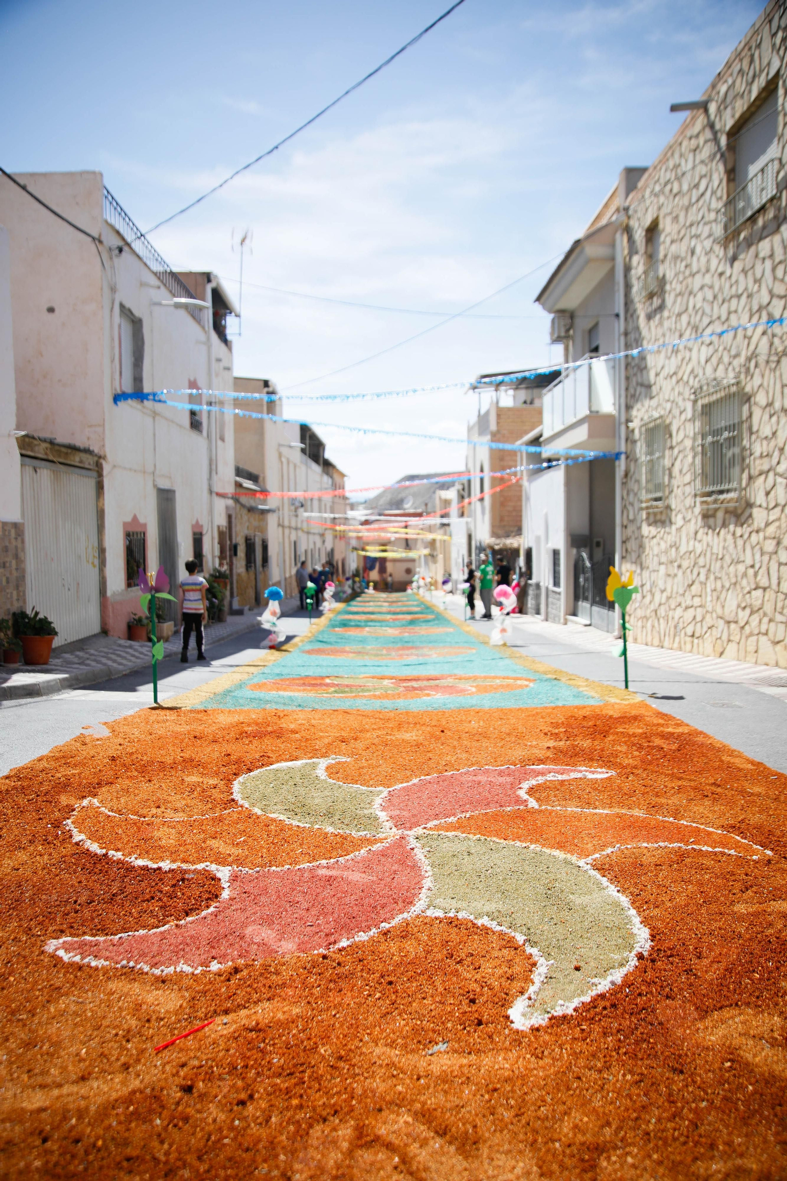 Así es la gran alfombra de serrín para que levite la Virgen de Fátima de Tíjola