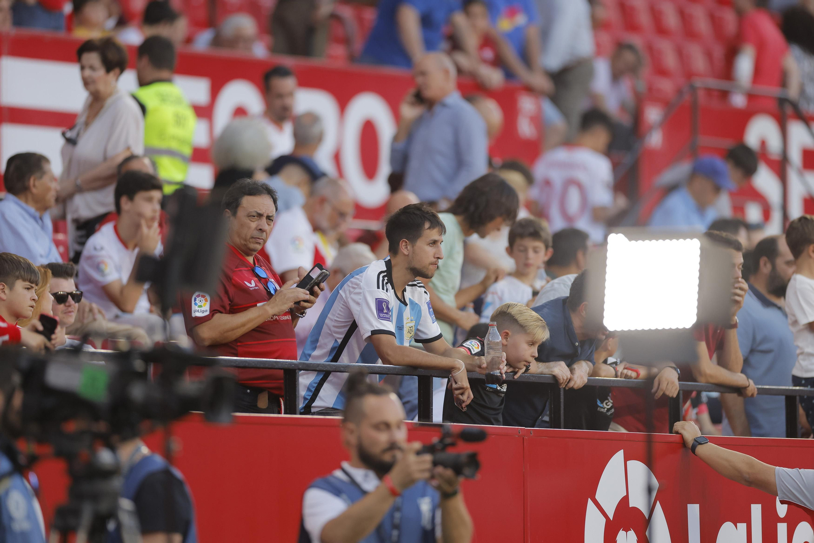 Búscate en las fotos del Sevilla-Girona