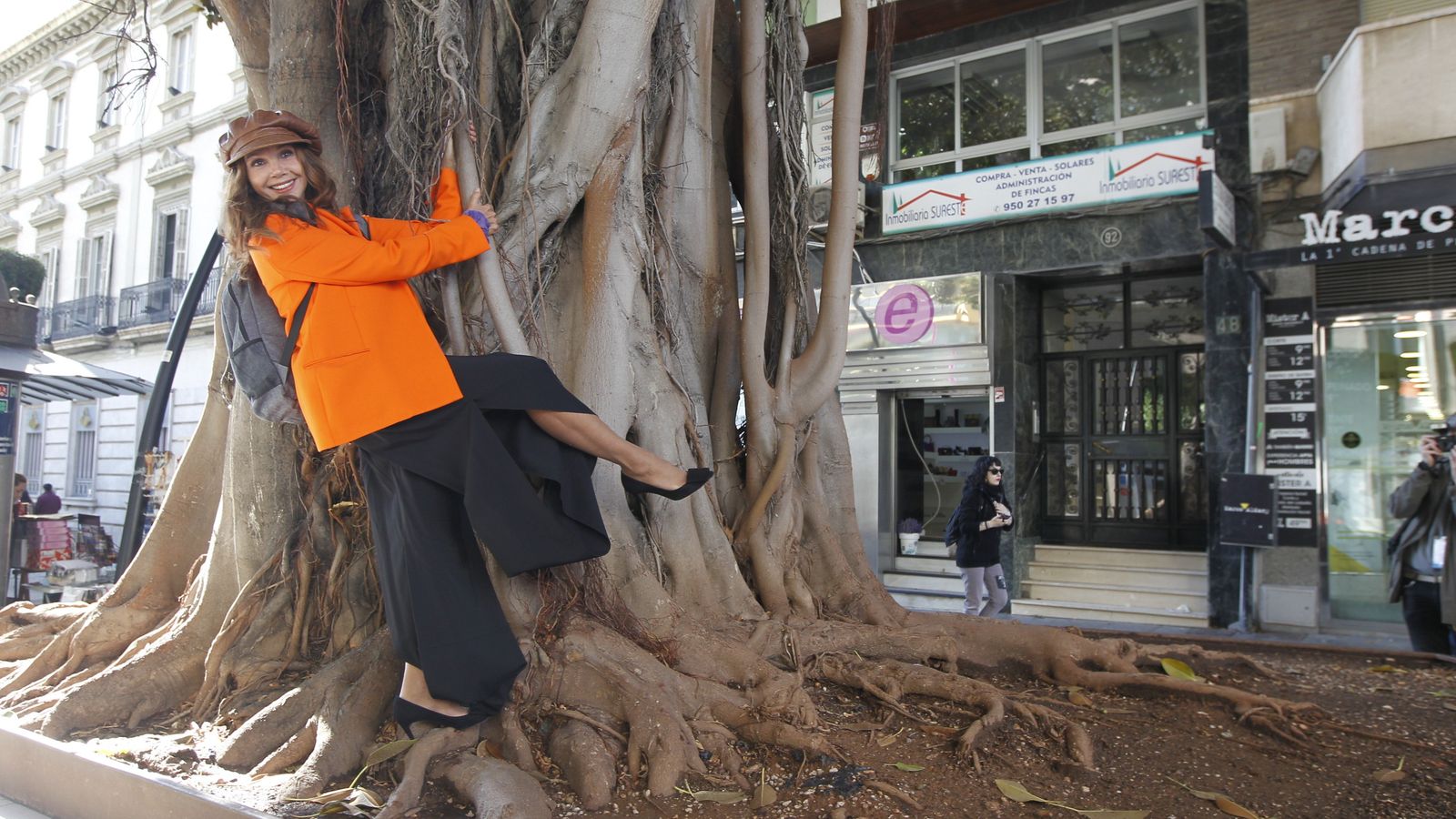 La actriz disfrutó de su homenaje como una niña pequeña.