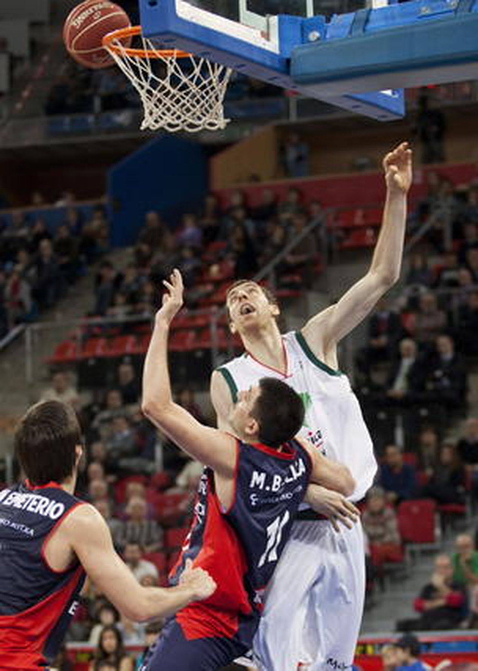 Las imágenes del Caja Laboral-Unicaja

Foto: Josu Izarra