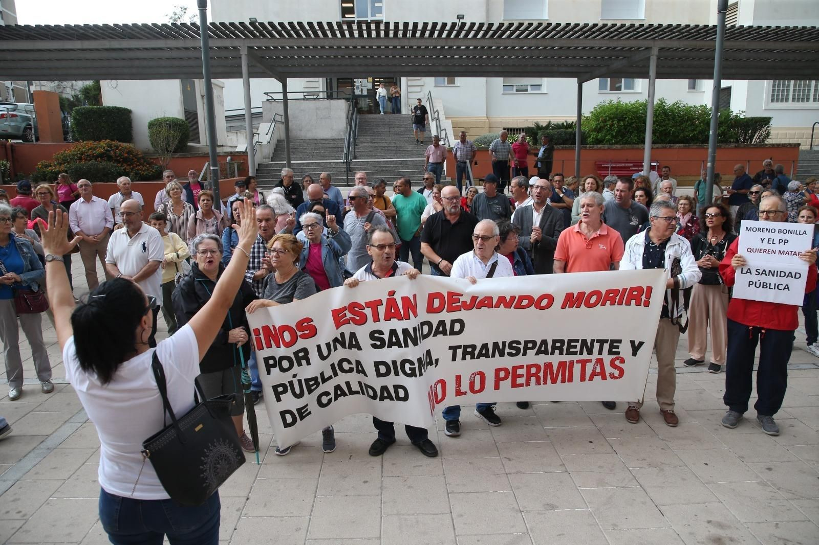 Concentración celebrada este jueves en la plaza Menéndez Tolosa de Algeciras en defensa de la sanidad.