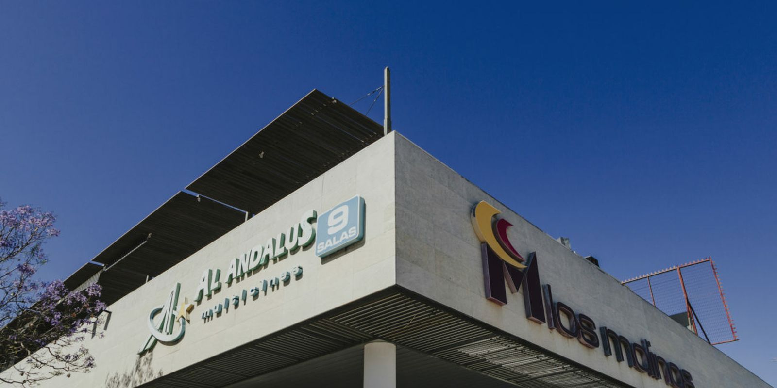 La marquesina de los cines, con nueve salas, en el centro comercial Los Molinos.