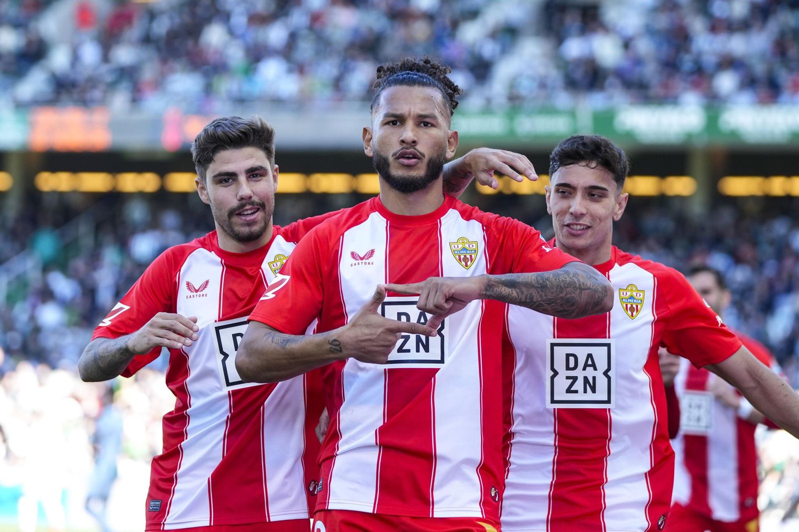 Luis Suárez celebra con Pozo y Quintanilla el 0-1 en Córdoba, logrado de penalti