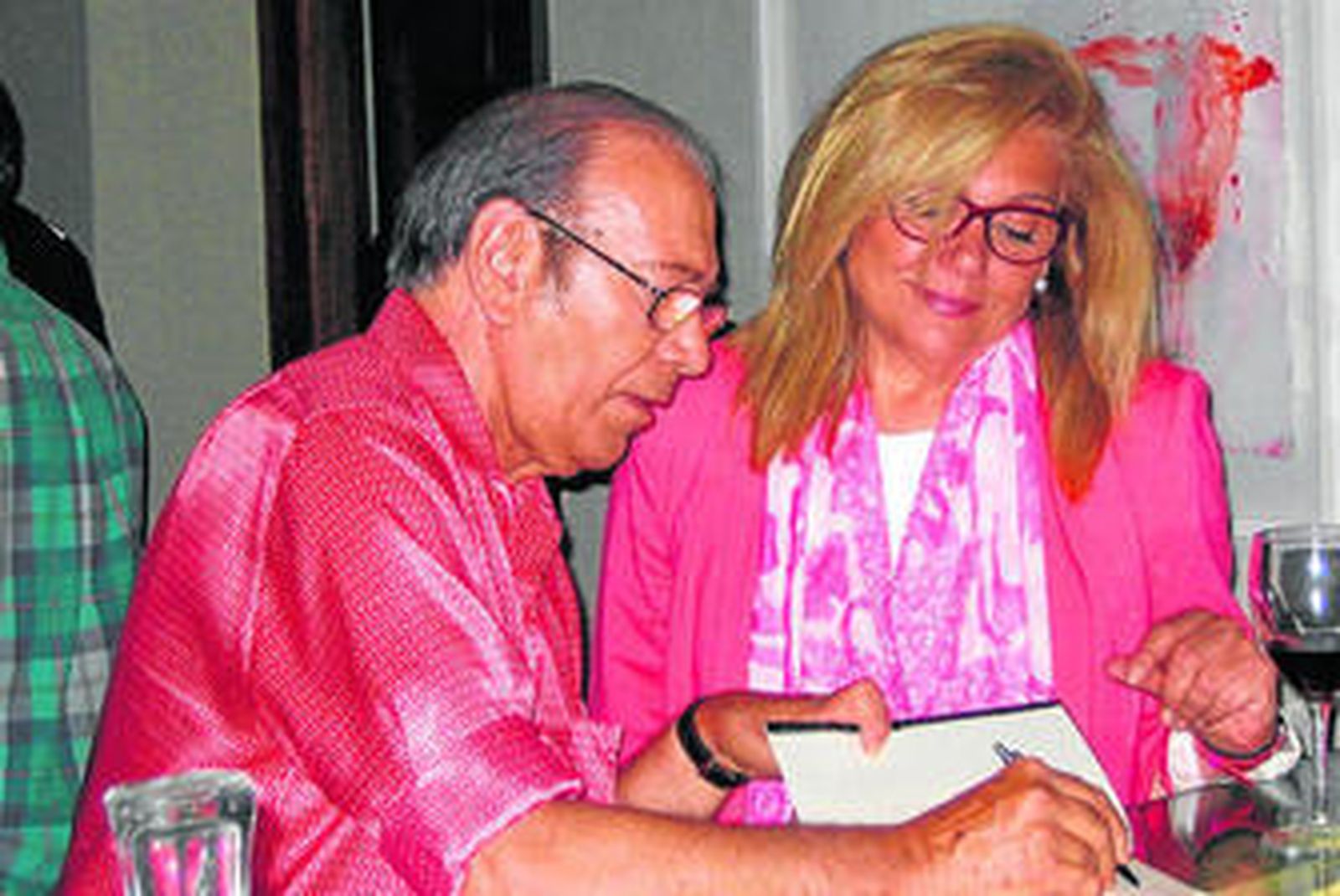 Imagen de Sáenz de Varona firmando un libro.