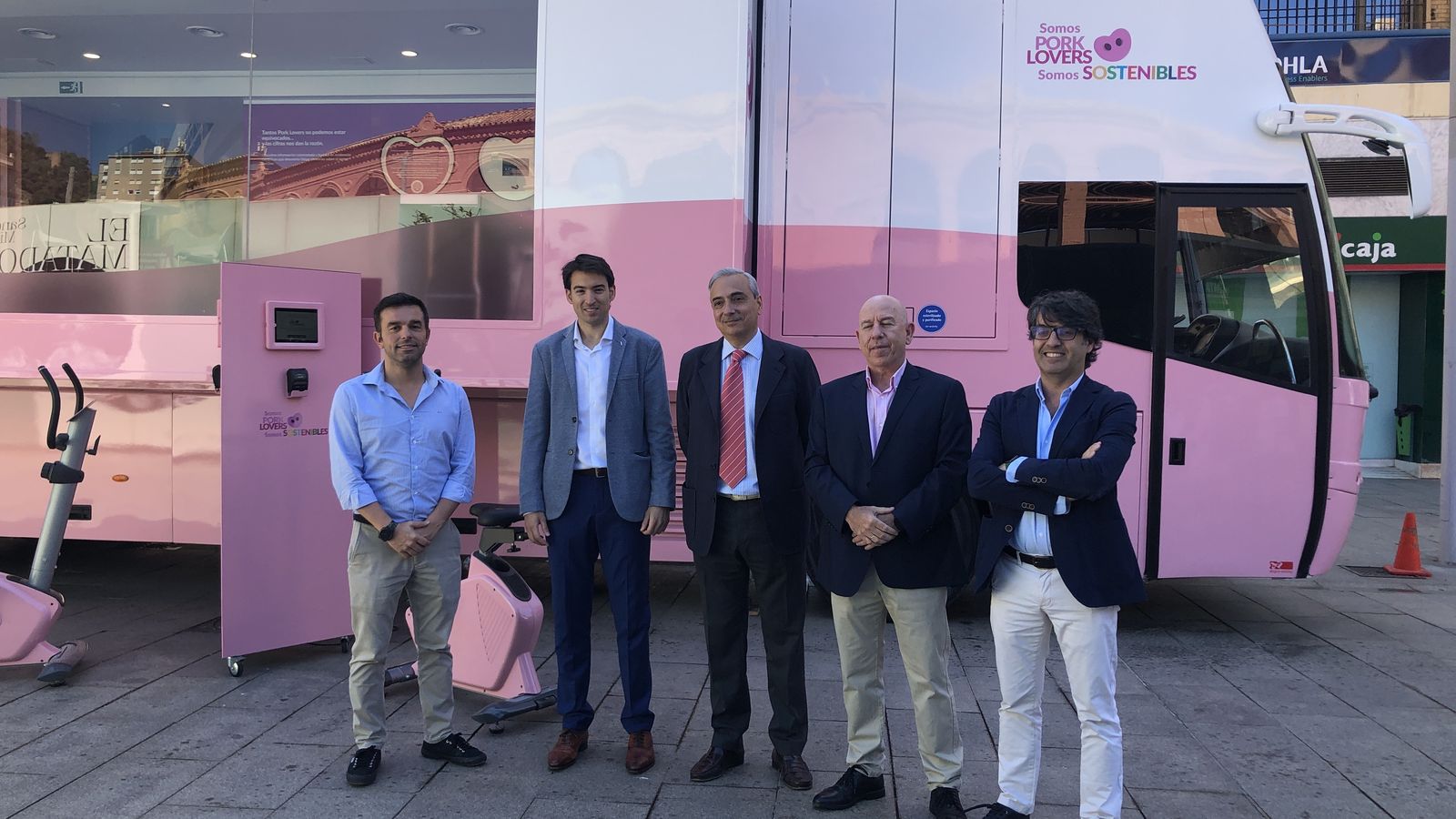 Directivos de Interporc, Faccsa y la Junta de Andalucia junto al autobús.