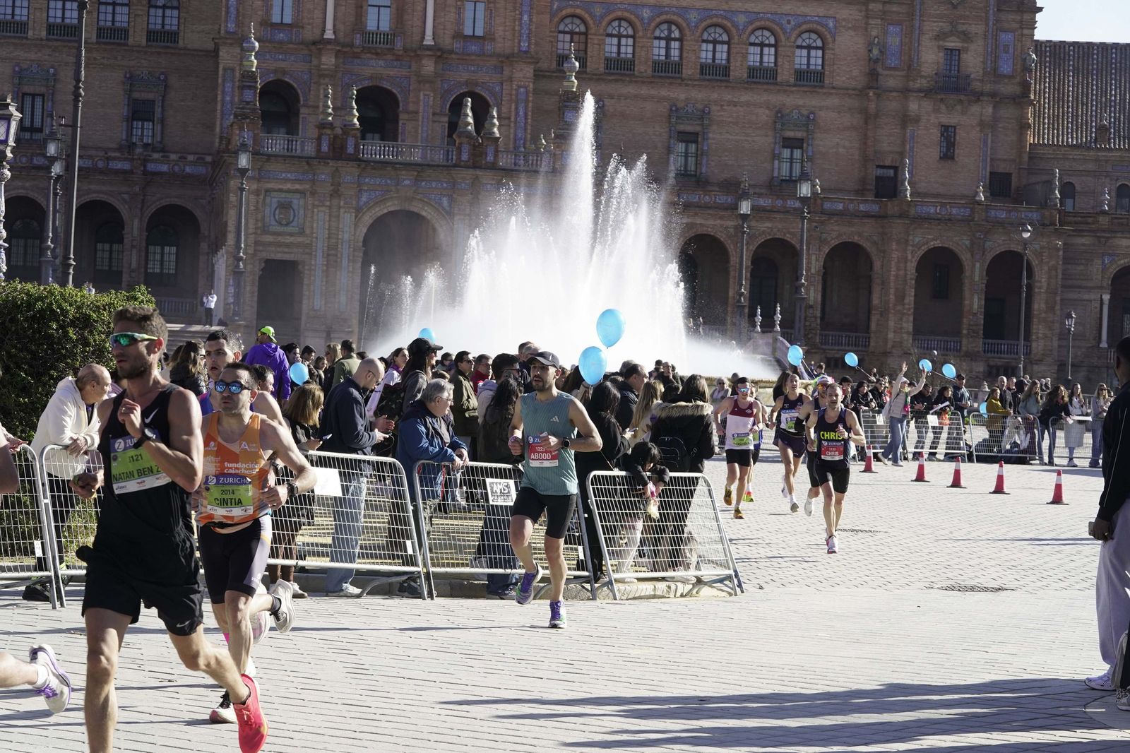 El Zúrich Maraton de Sevilla 2026 en la Plaza de España, galería 1