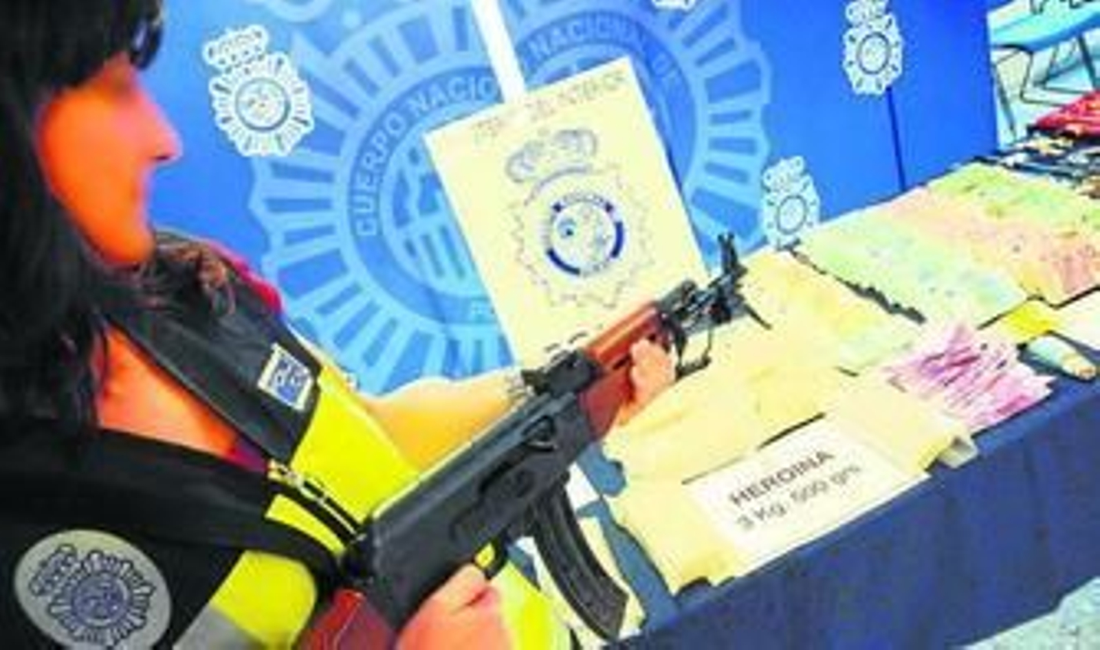 Una agente muestra efectos intervenidos en una operación contra el tráfico de heroína en Dos Hermanas, en una imagen de archivo.