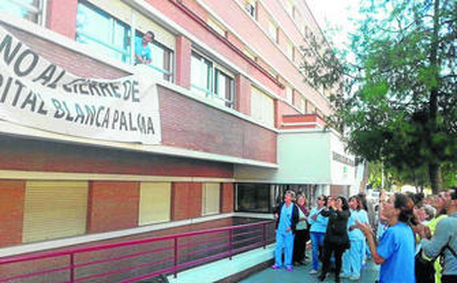 Un grupo de tabajadores celebra el anuncio del acuerdo con el SAS, en noviembre de 2015.