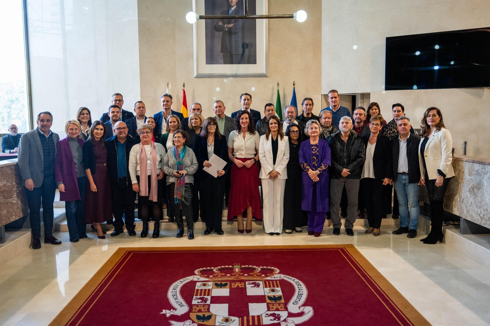 Foto de familia con el persona que acaba su etapa en el Ayuntamiento