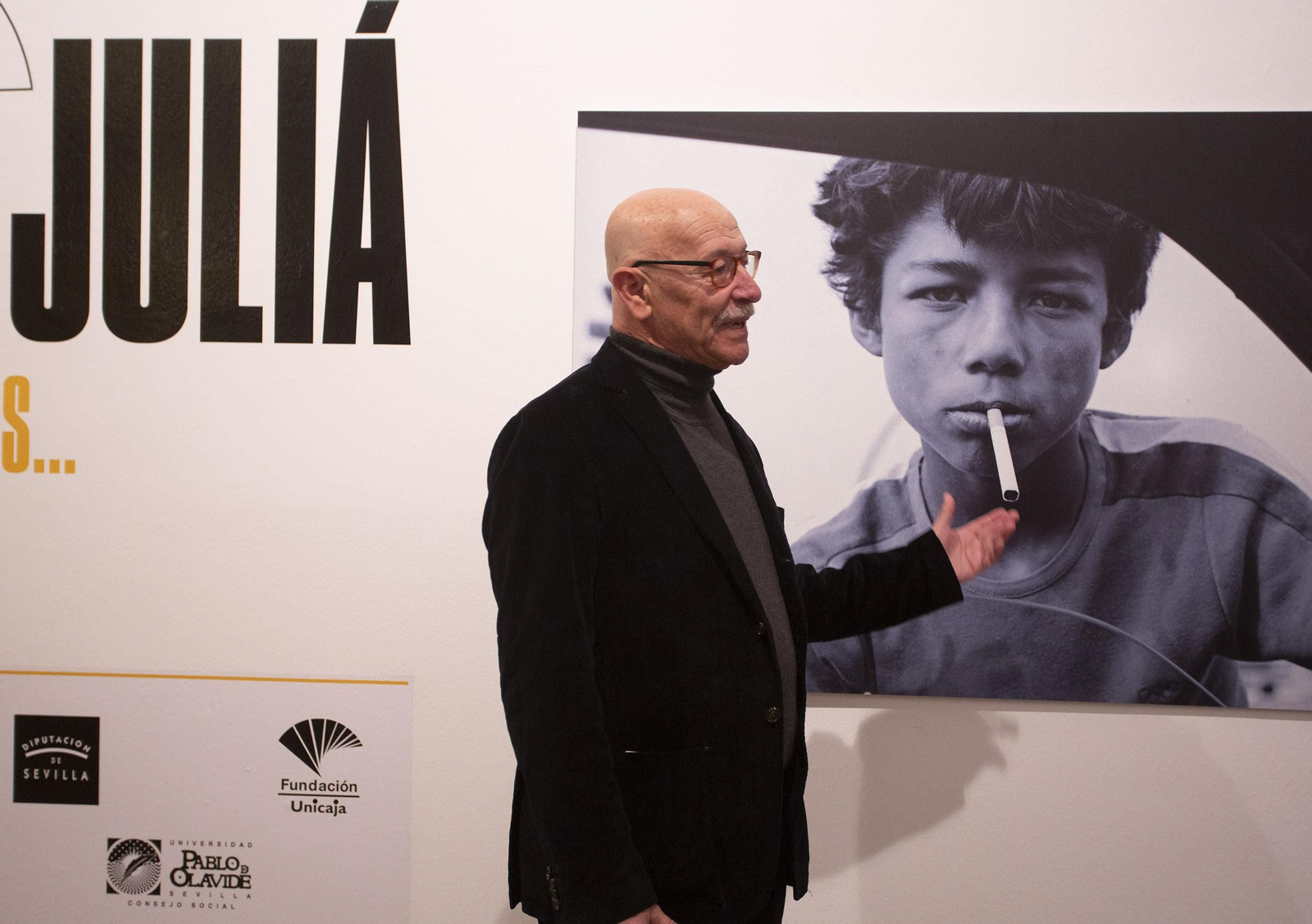 Pablo Juliá, ante un retrato de un niño de las Tres Mil Viviendas.