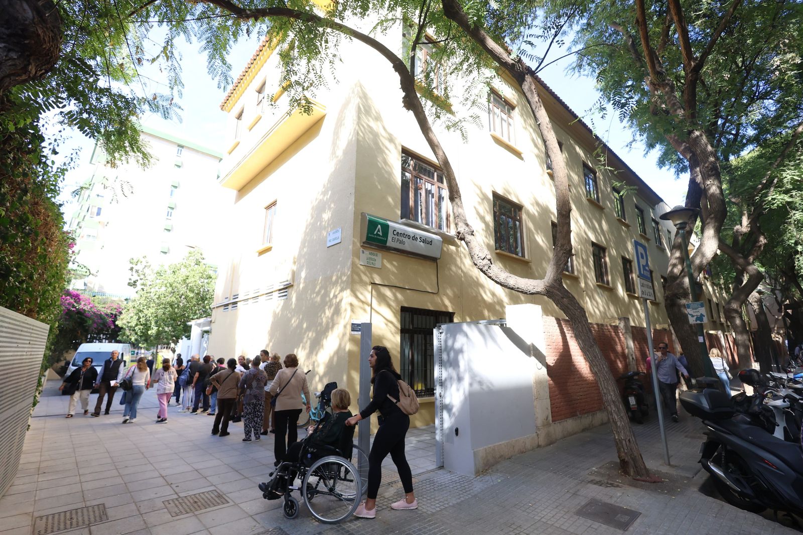 Usuarios, este lunes, en el centro de salud de El Palo.