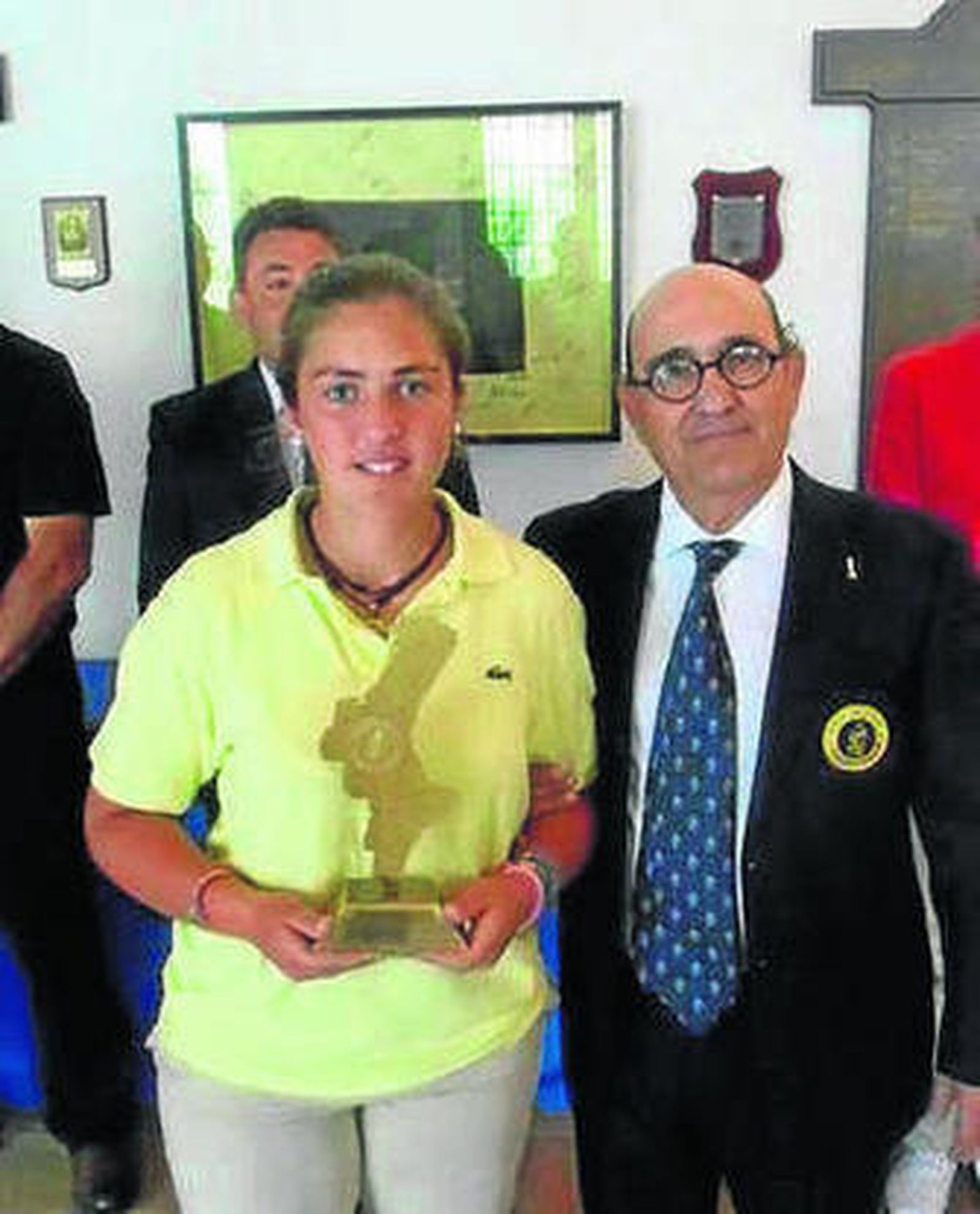 María Parra, con su trofeo.