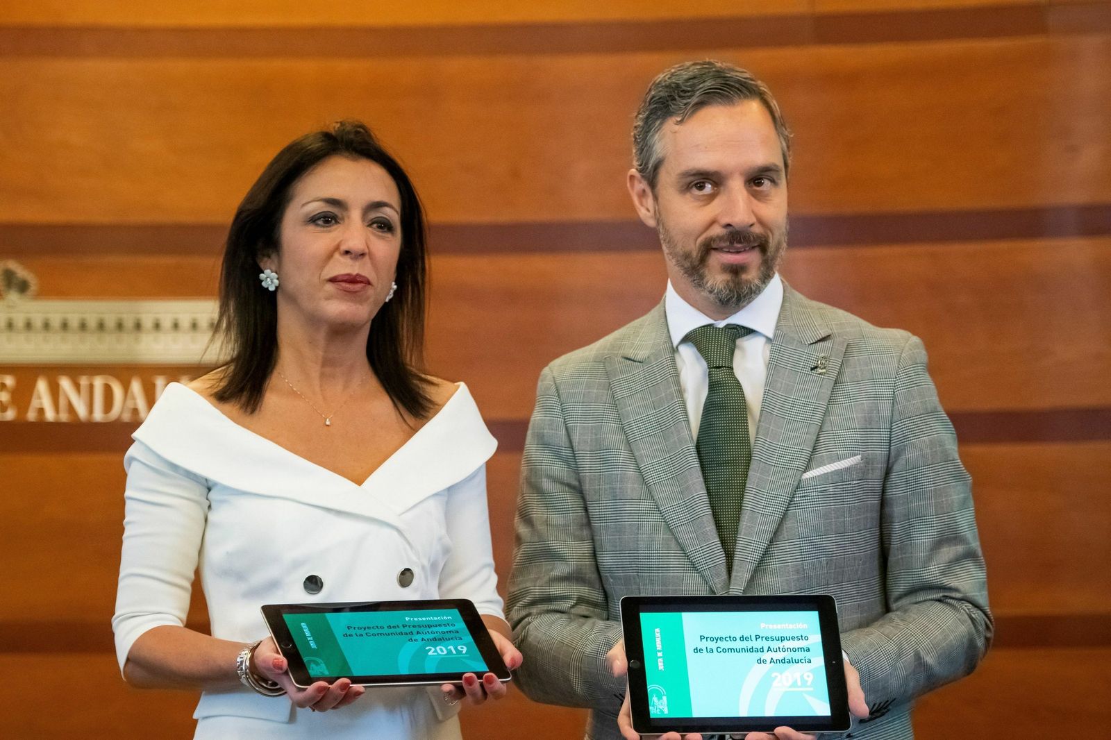 El consejero de Hacienda, Juan Bravo, y la presidenta del Parlamento andaluz , Marta Bosquet, en la presentación de los Presupuestos.