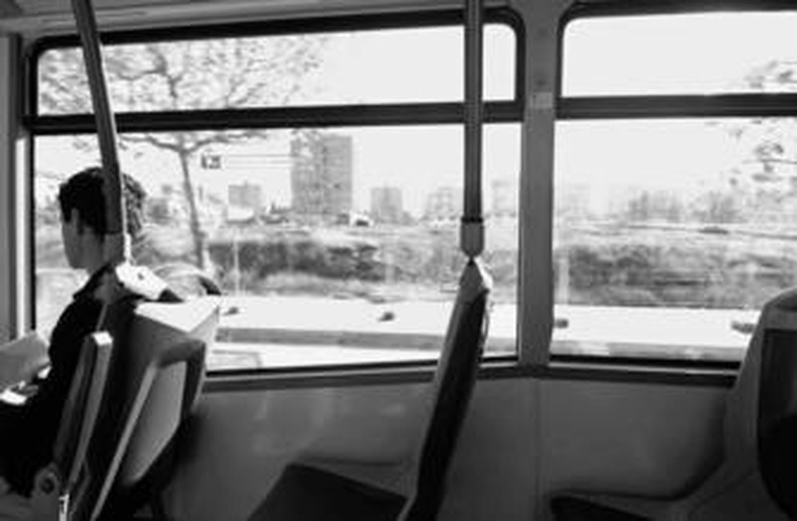 Un autobús pasa por la barriada granadina de Almanjáyar, donde se esconde la única menor que continúa huida.