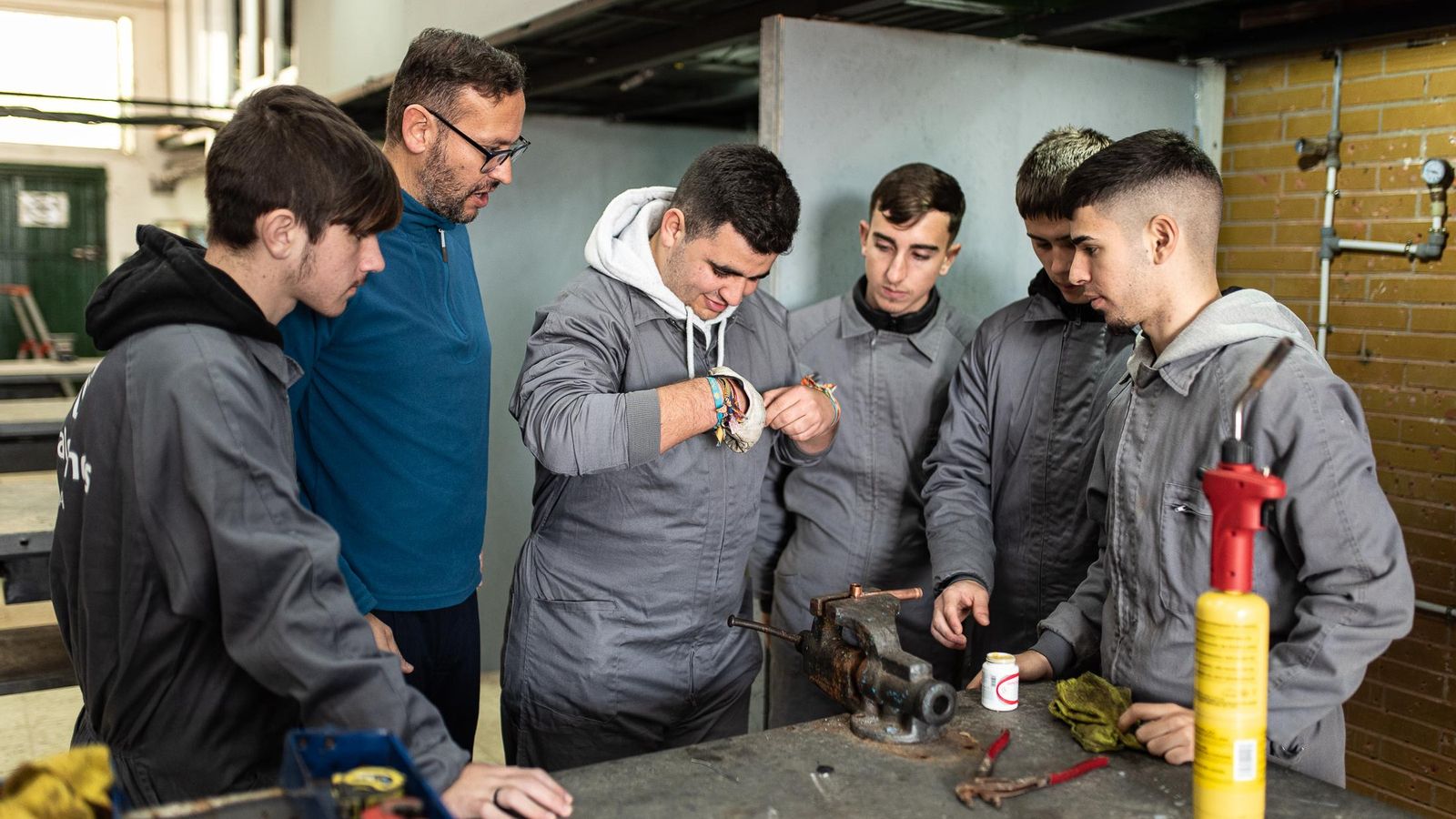 Israel aprende a soldar en fontanería junto al resto de sus compañeros en Salesianos Huelva Israel aprende a soldar en fontanería junto al resto de sus compañeros en Salesianos Huelva