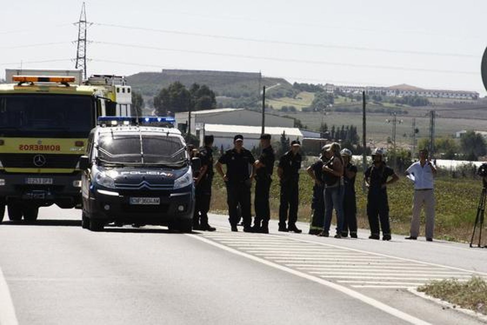 Nueva protesta de los trabajadores de Visteon, que cortan la carretera de Sanlúcar a su paso por la fábrica. 

Foto: A. Mora