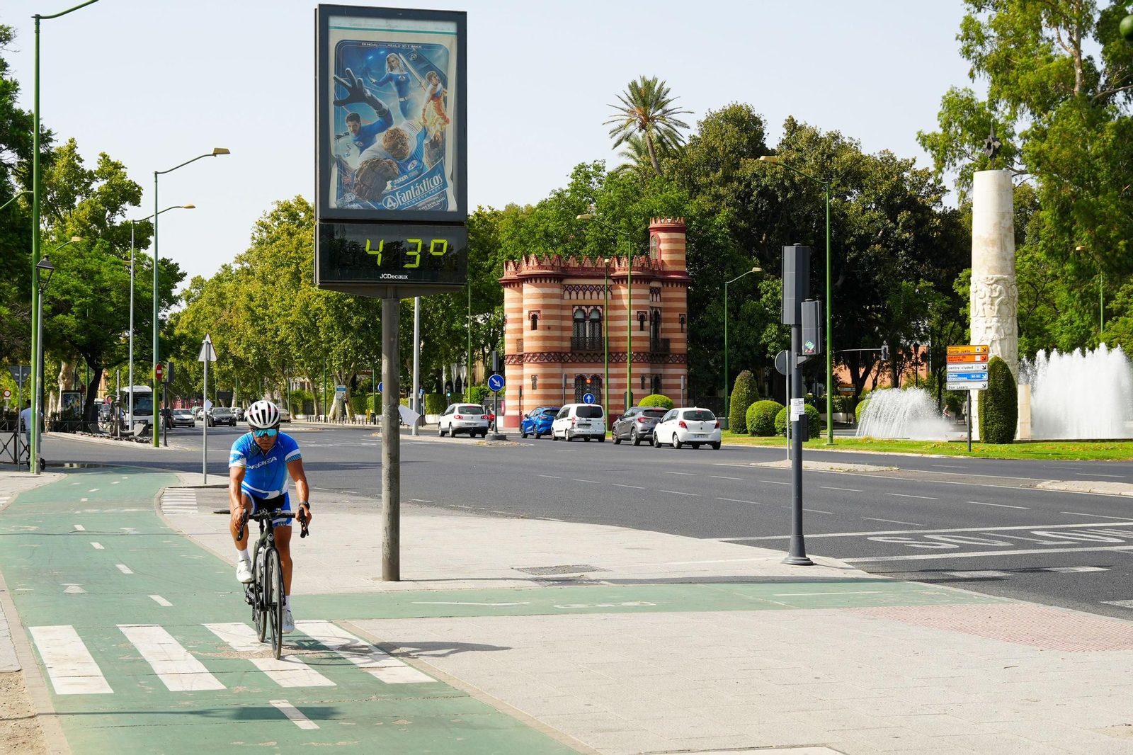 Un termómetro marca los 43 grados en la Glorieta de los Marineros.