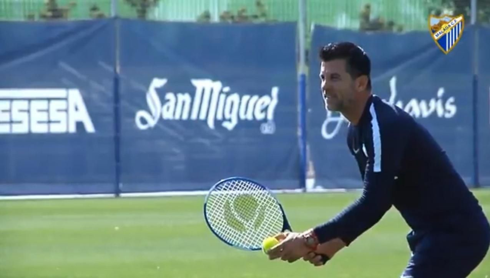 Koke Contreras, durante el ejercicio con la raqueta.