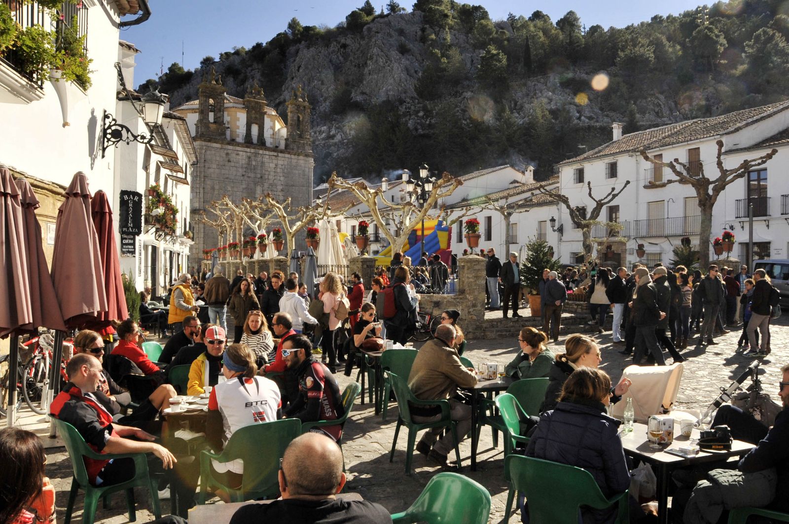 El aspecto que presentaba ayer la plaza principal de Grazalema, con terrazas llenas de visitantes.