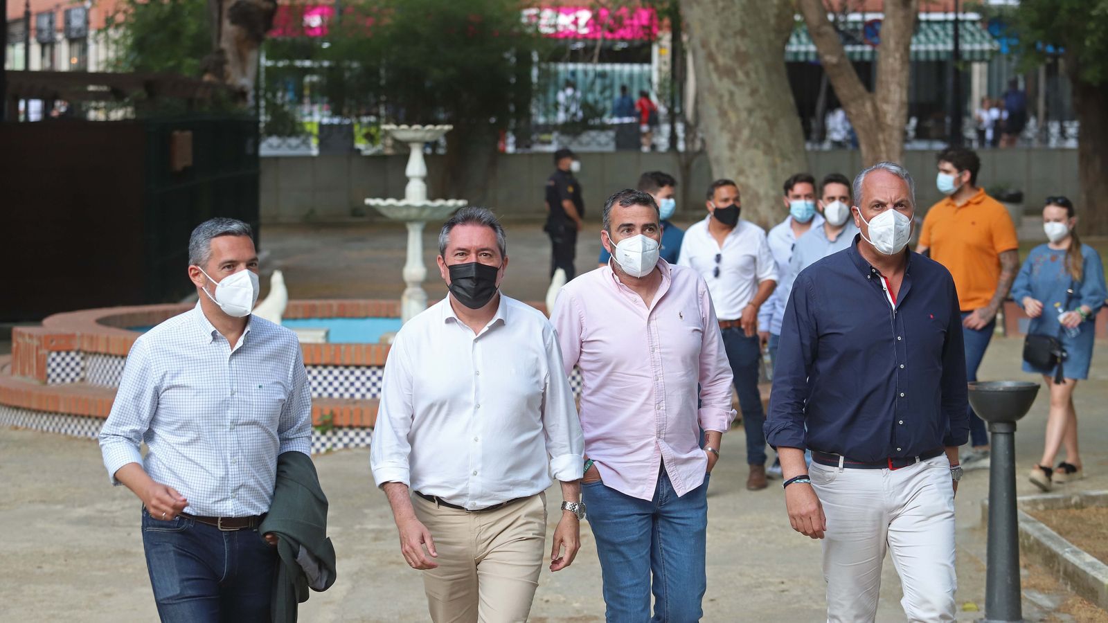 Fotos de Juan Espadas con simpatizantes del Psoe en Algeciras