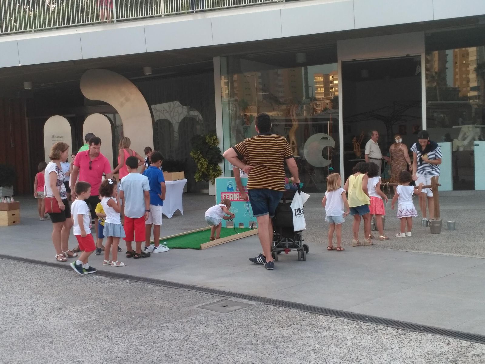 Un grupo de niños disfruta de la Feria del Mar en el Artsenal del Muelle Uno.