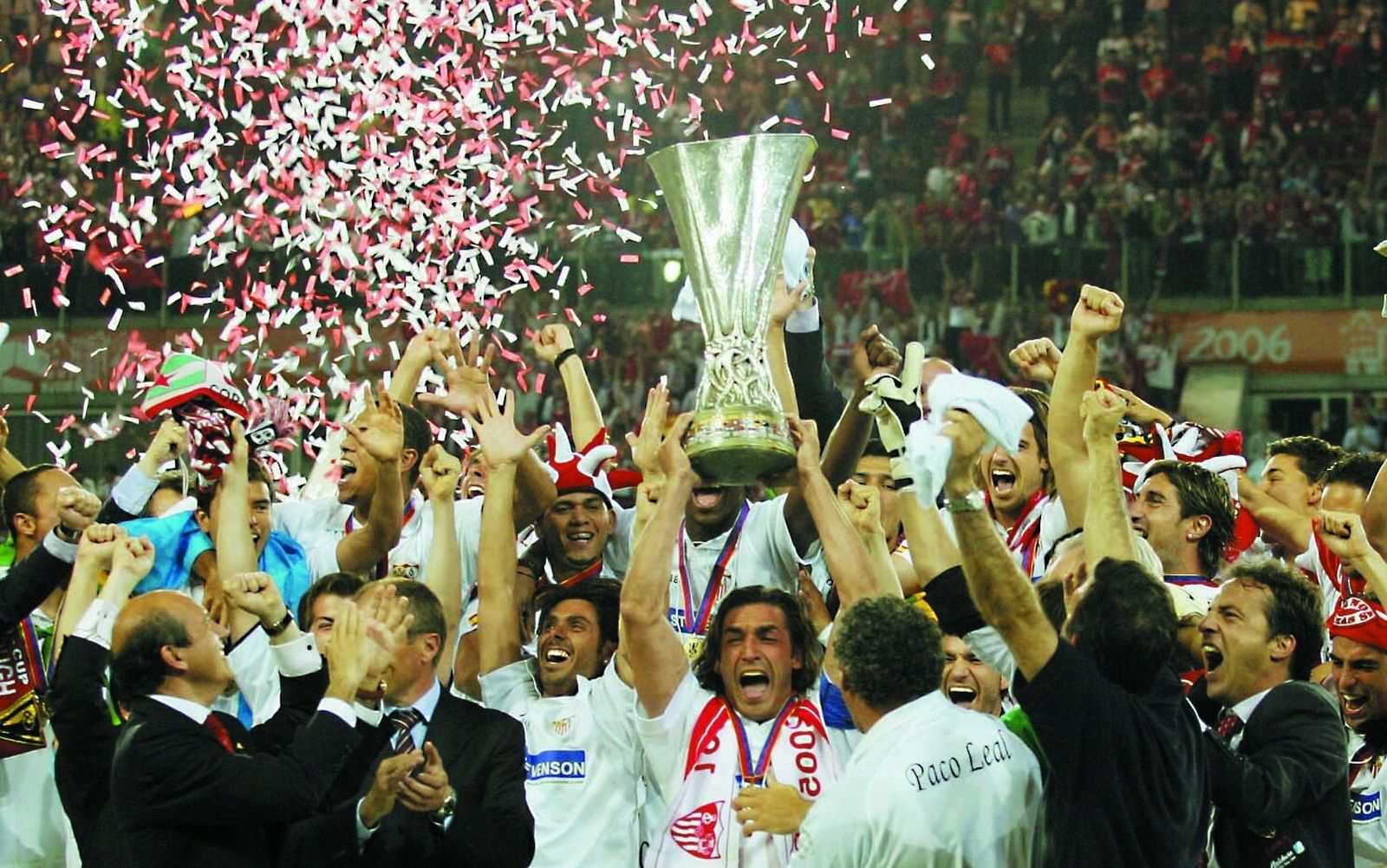 Javi Navarro alzó la copa de campeón de la UEFA el 10 de mayo de 2006.