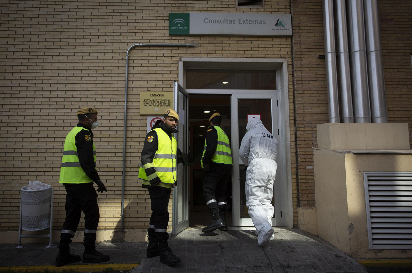 Coronavirus: Las imágenes del segundo día laboral de cuarentena en Sevilla