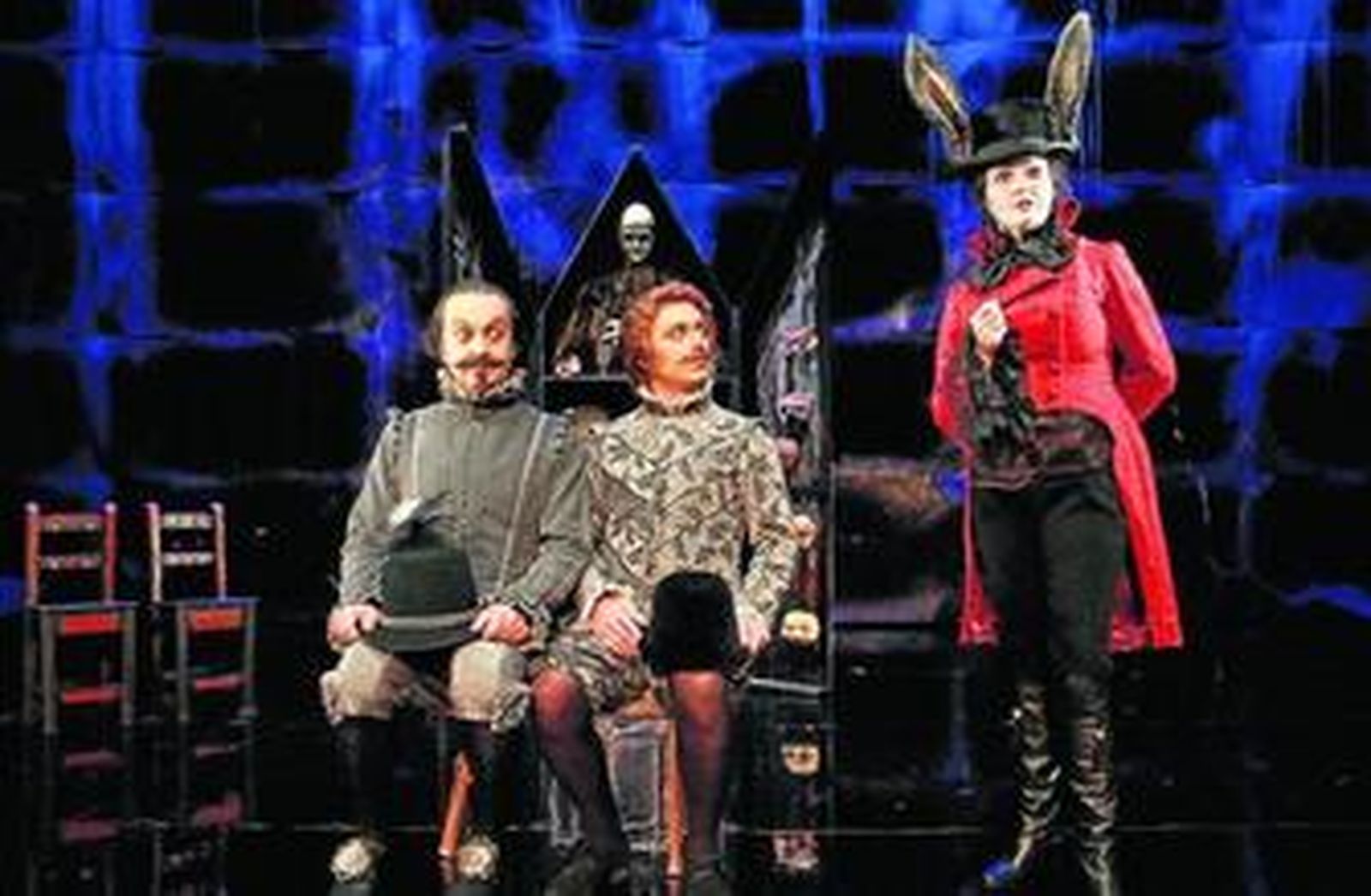 En la imagen superior, el ministro y el magistrado, los dos necios encarnados por Francisco Negro y Felipe Santiago, junto a Mayte Bona que representa al diablo. Sobre estas líneas, Santiago y Bona en la obra que satiriza la corrupción.