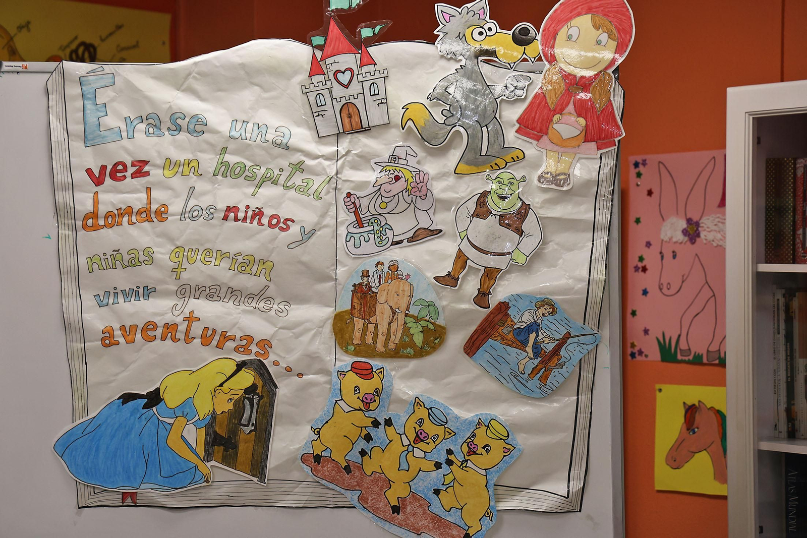 Imágenes de la celebración del Día del Libro en el aula de Pediatría del Hospital Juan Ramón Jiménez