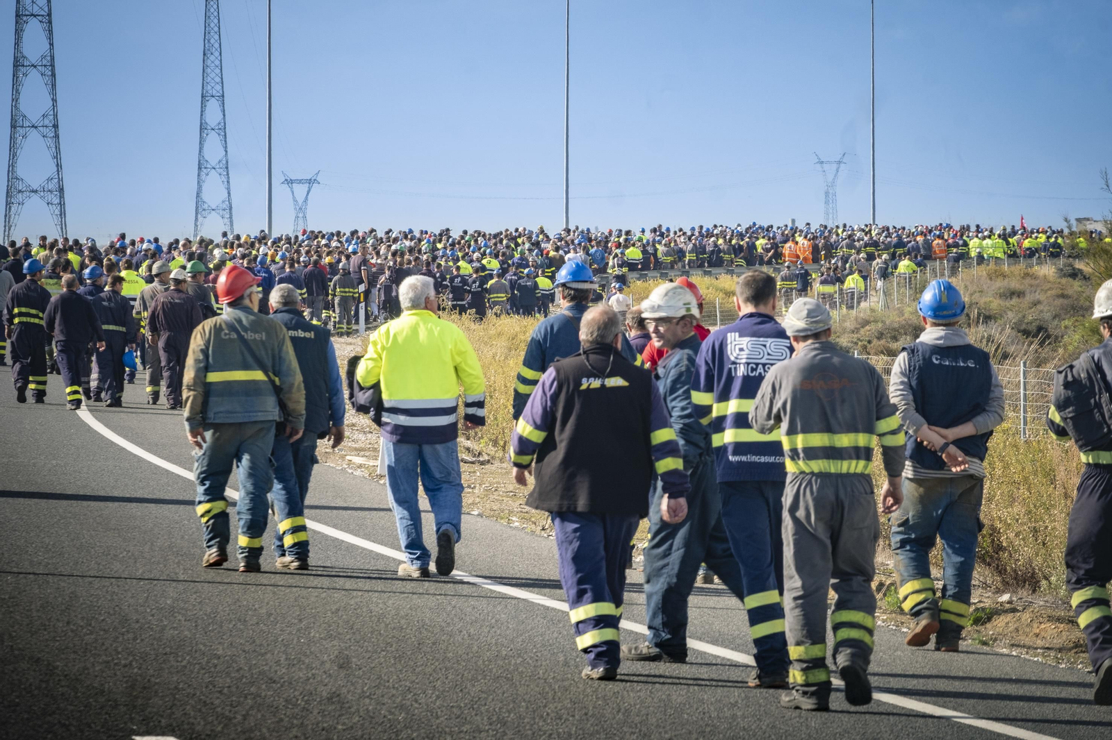 Imágenes de la protesta de las empresas auxiliares de Navantia Puerto Real en el Puente Carranza