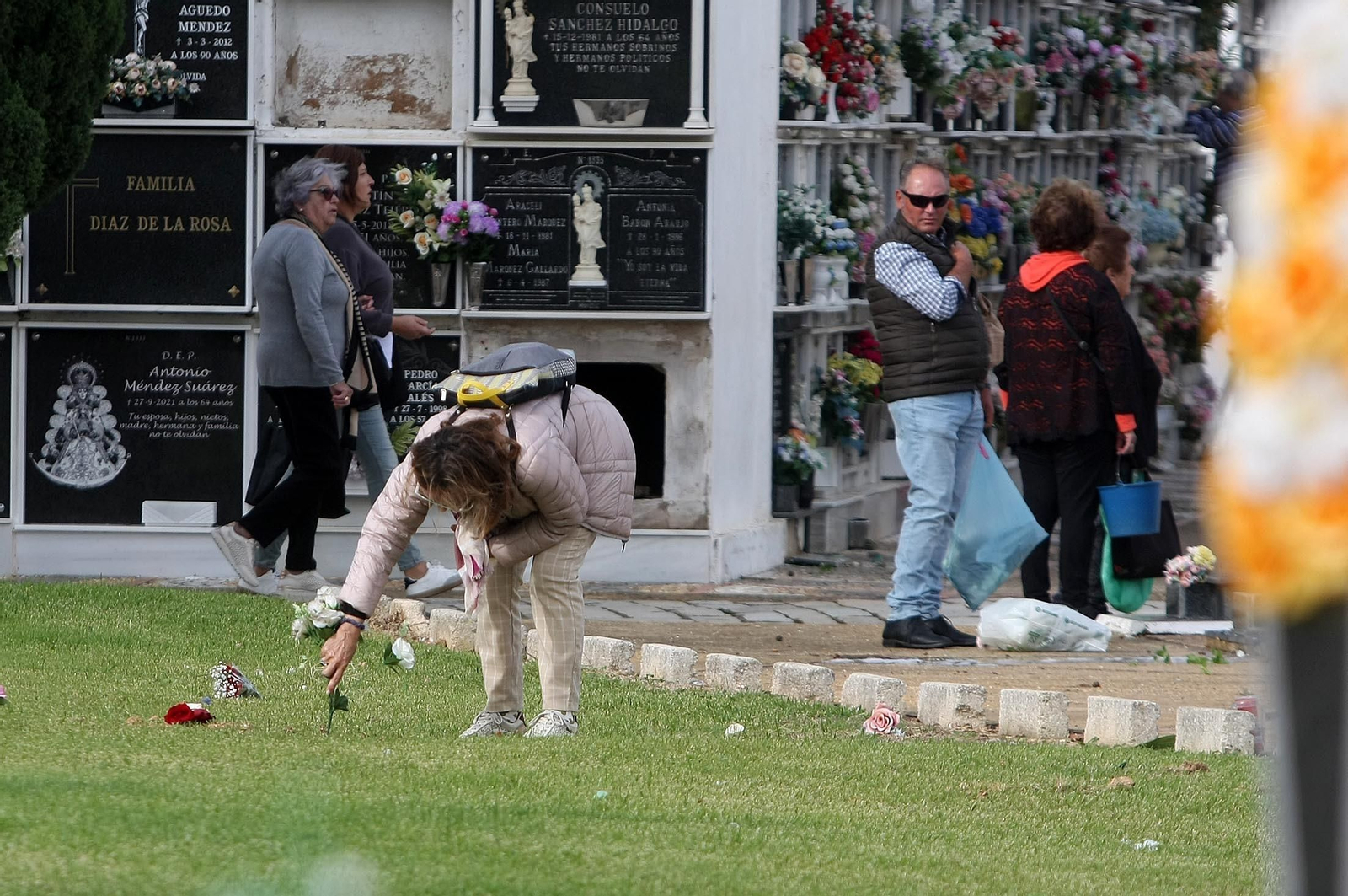 Imágenes del ambiente en el cementerio La Soledad, Huelva